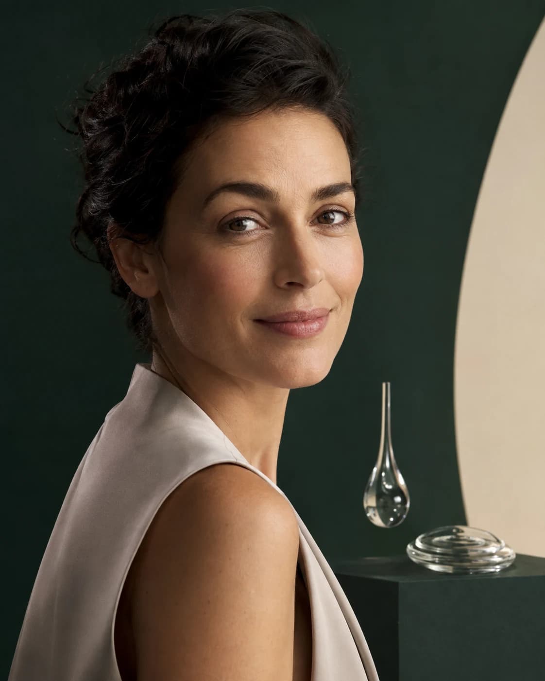 Portret facial expresiv cu forme din sticlă inspirate de mișcare și volum