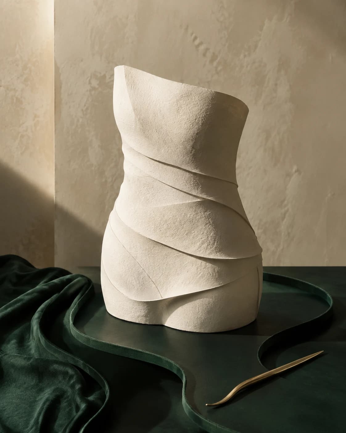 Sculptură abstractă stratificată inspirată de conturarea abdomenului