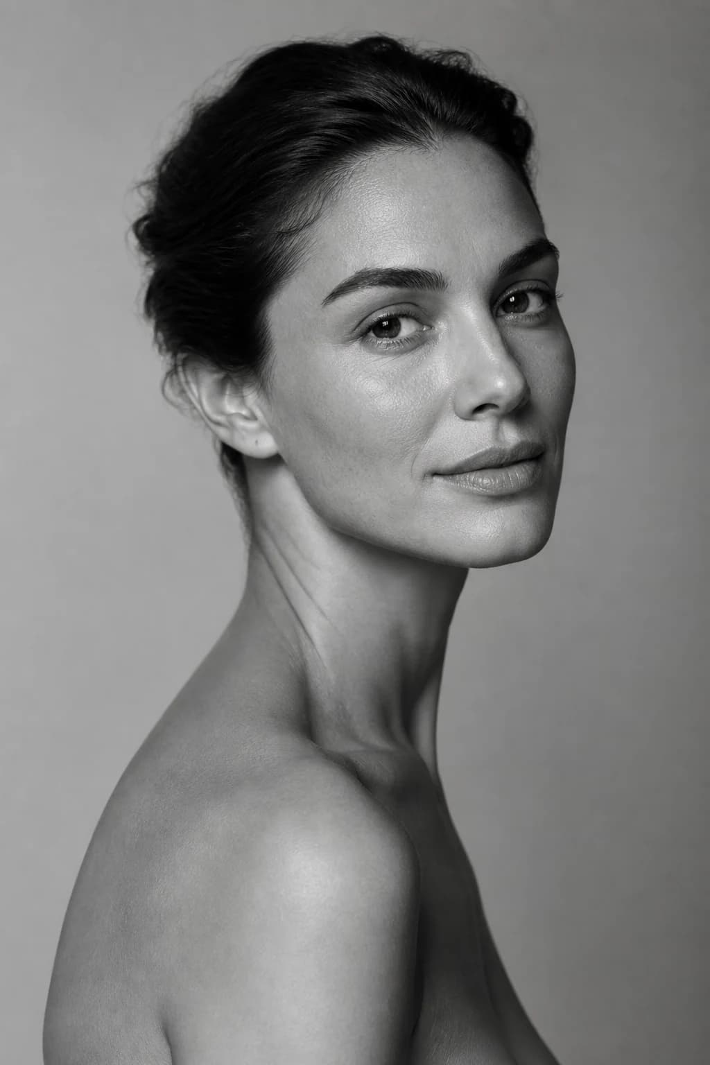 Portret editorial feminin care exprimă frumusețe naturală și rafinament